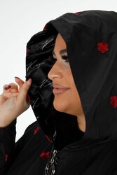 Su Geçirmez Paraşüt Kumaş İle Üretilen Yağmurluk Nakışlı Taş İşlemeli Kapüşüonlu Kadın Giyim Üreticisi - 7574 | Reel Tekstil - Thumbnail