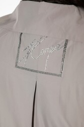 Su Geçirmez Paraşüt Kumaş İle Üretilen Yağmurluk Taş İşlemeli Cepli Kadın Giyim Üreticisi - 7575 | Reel Tekstil - Thumbnail